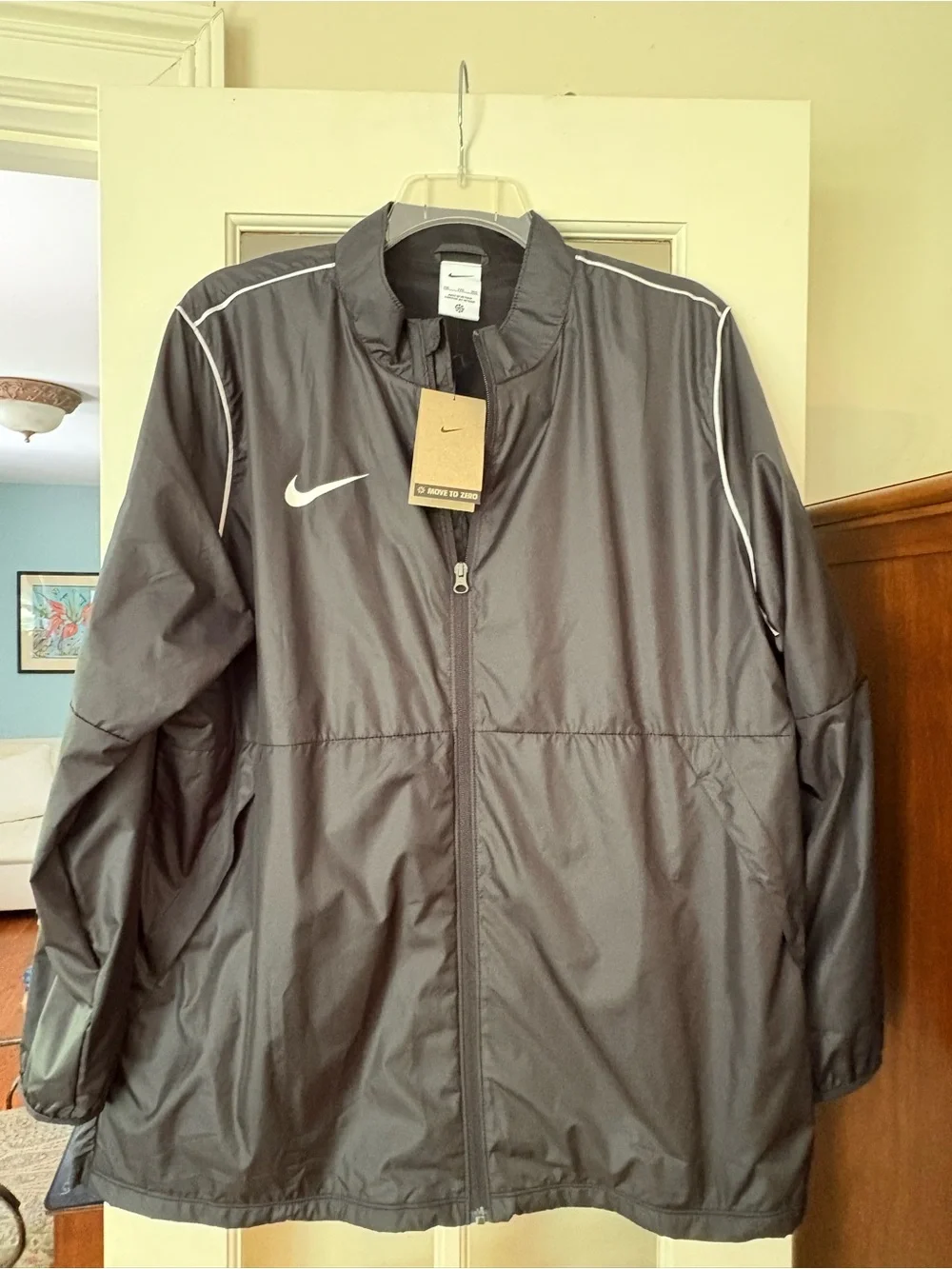 Nike Black Men's Full-Zip Windbreaker with Contrast Piping